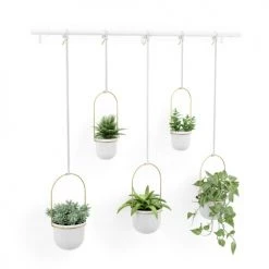 Umbra Pots, Cache-pots Et Jardinières D'extérieur Ensemble De 5 Pots De Fleurs à Suspendre En Mélamine Blanc Et Doré -Parasols Soldes Magasin ensemble de 5 pots de fleurs a suspendre en melamine blanc et dore 3