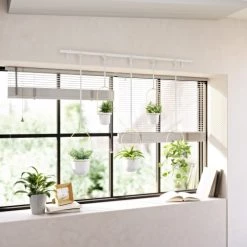 Umbra Pots, Cache-pots Et Jardinières D'extérieur Ensemble De 5 Pots De Fleurs à Suspendre En Mélamine Blanc Et Doré -Parasols Soldes Magasin ensemble de 5 pots de fleurs a suspendre en melamine blanc et dore 4