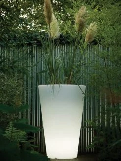 Serralunga Pots, Cache-pots Et Jardinières D'extérieur Pot à Fleur éclairé En Résine Recyclable Neutre D67cm -Parasols Soldes Magasin pot a fleur eclaire en resine recyclable neutre d67cm 2