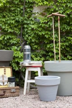 Serralunga Pots, Cache-pots Et Jardinières D'extérieur Pot à Fleur En Résine Recyclable Sauge D58cm -Parasols Soldes Magasin pot a fleur en resine recyclable sauge d58cm 3