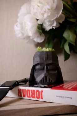 Junny Pots, Cache-pots Et Jardinières D'extérieur Pot Dark Vador En Béton Anthracite -Parasols Soldes Magasin pot dark vador en beton anthracite 2